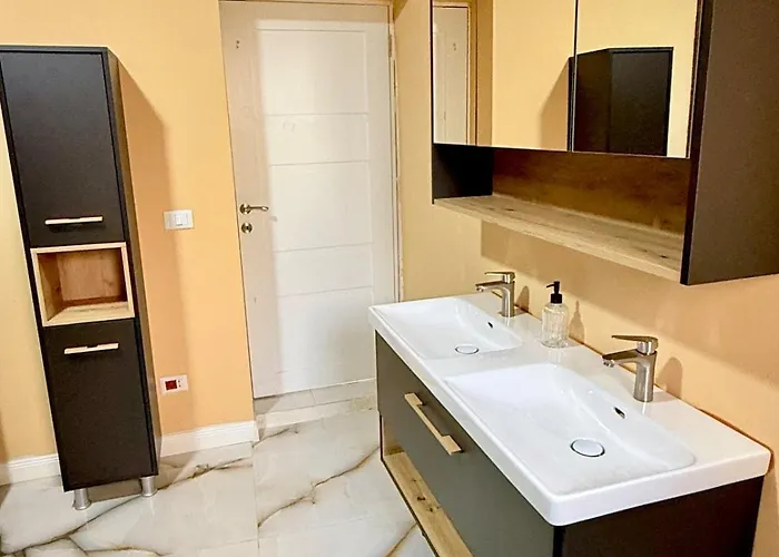 3 Curte Parcare Privata Centru Craiova